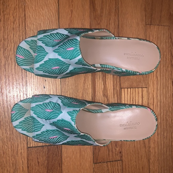 Urban Outfitters leaf mule heels - Picture 2 of 4